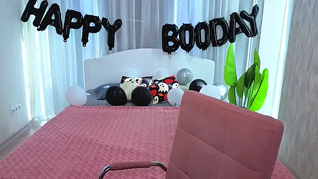 LuluChiiii online show from October 31, 10:45 am