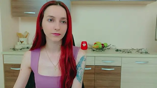 Julia Jae online show from April 8, 6:15 am