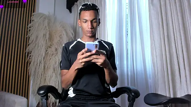 Snapshot of JulienSaint chatting on June 7, 11:48 am JulienSaint online show from June 7, 11:48 am
