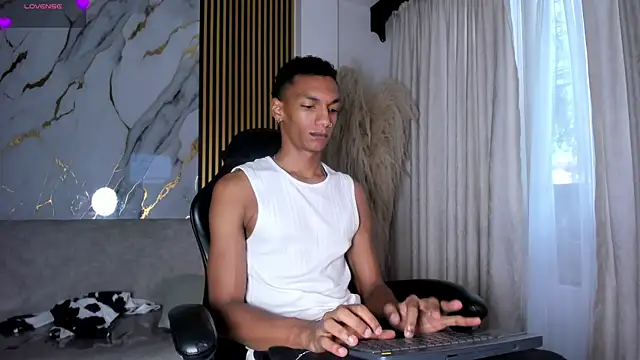 Snapshot of JulienSaint chatting on June 8, 11:44 am JulienSaint online show from June 8, 11:44 am