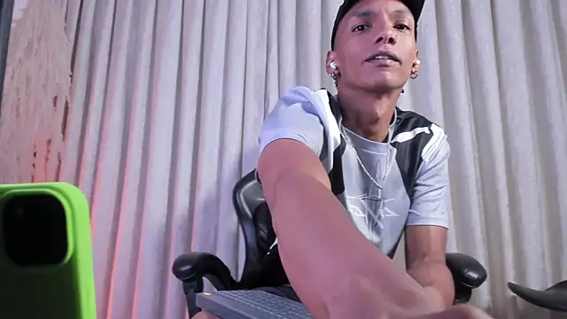 JulienSaint online show from March 31, 11:34 am