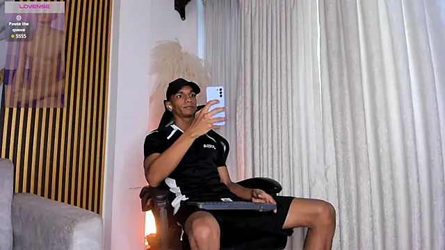 JulienSaint online show from November 14, 12:09 pm