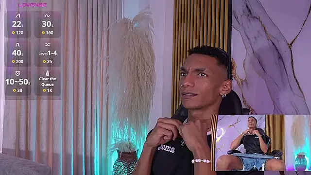 JulienSaint online show from December 15, 4:57 pm