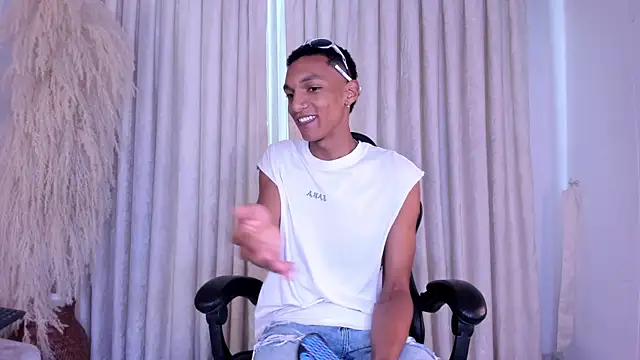 JulienSaint online show from April 12, 11:57 am