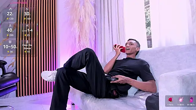 Snapshot of JulienSaint chatting on October 7, 12:06 pm JulienSaint online show from October 7, 12:06 pm