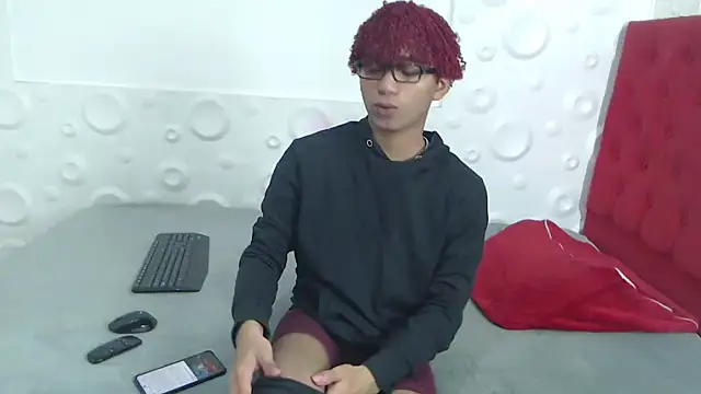 Snapshot of felipecams123 chatting on November 15, 1:53 am felipecams123 online show from November 15, 1:53 am