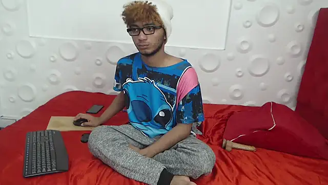 Snapshot of felipecams123 chatting on November 4, 2:26 am felipecams123 online show from November 4, 2:26 am