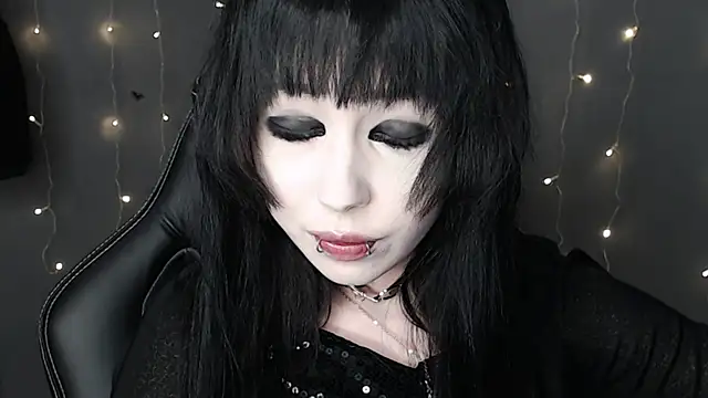  LUCY LAVE online show from April 16, 9:37 pm