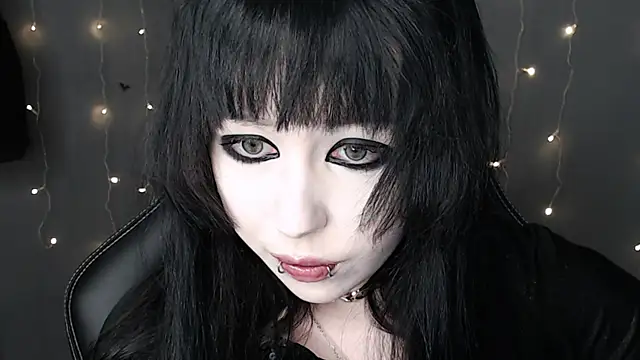  LUCY LAVE online show from April 16, 9:39 pm