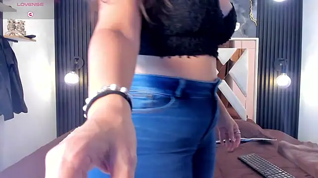 Alijohansonn online show from February 4, 11:00 pm