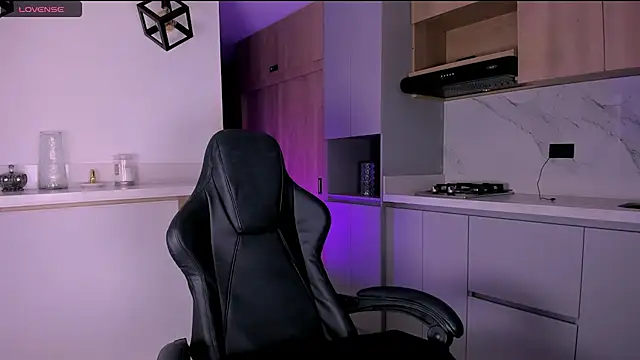 fhalon foxxxys  online show from March 11, 6:40 am