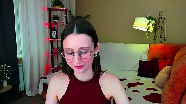 Snapshot of YourLovellyStory chatting on June 20, 11:37 am YourLovellyStory online show from June 20, 11:37 am