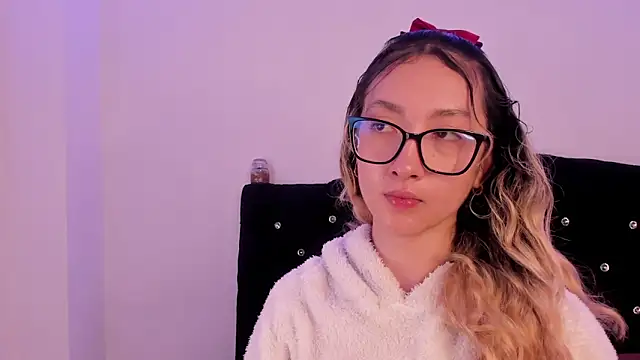 Snapshot of LauMiller chatting on November 12, 1:43 am LauMiller online show from November 12, 1:43 am