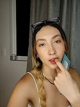 Snapshot of LauMiller chatting on November 19, 11:38 pm LauMiller online show from November 19, 11:38 pm