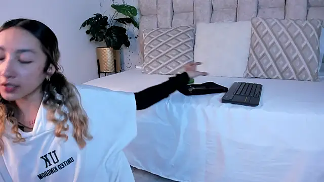 Snapshot of LauMiller chatting on September 25, 8:59 pm LauMiller online show from September 25, 8:59 pm