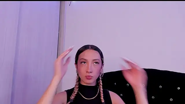 Snapshot of LauMiller chatting on October 29, 10:09 pm LauMiller online show from October 29, 10:09 pm