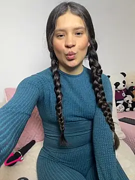 Emilyybennet  online show from October 17, 10:33 pm