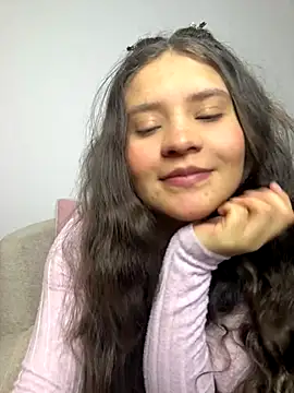 Emilyybennet  online show from October 18, 11:51 pm