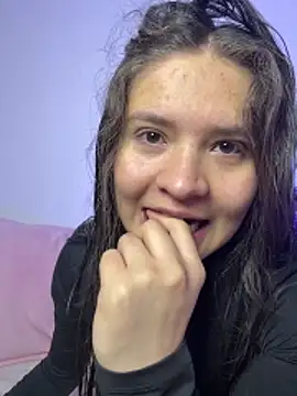 Snapshot of Emilyybennet_ chatting on December 18, 9:07 pm Emilyybennet online show from December 18, 9:07 pm