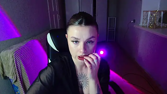 Snapshot of AngelicaHollywood chatting on February 20, 10:33 pm AngelicaHollywood online show from February 20, 10:33 pm