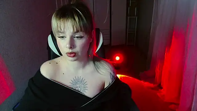 Snapshot of AngelicaHollywood chatting on February 19, 10:18 pm AngelicaHollywood online show from February 19, 10:18 pm