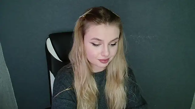 Snapshot of AngelicaHollywood chatting on November 15, 7:40 pm AngelicaHollywood online show from November 15, 7:40 pm