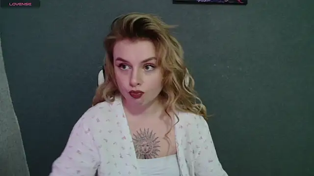 Snapshot of AngelicaHollywood chatting on November 6, 8:24 pm AngelicaHollywood online show from November 6, 8:24 pm