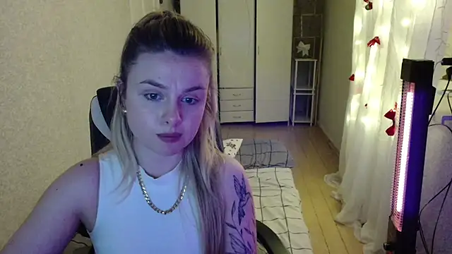 Snapshot of AngelicaHollywood chatting on December 16, 8:13 pm AngelicaHollywood online show from December 16, 8:13 pm