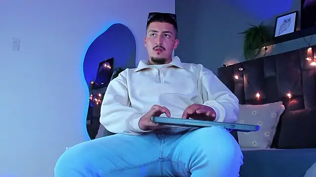 MrFox   online show from February 4, 7:31 pm