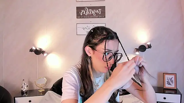 Emilia Bons online show from February 10, 1:10 pm