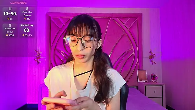 Emilia Bons online show from March 10, 1:26 pm