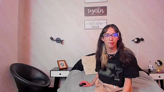 Emilia Bons online show from April 8, 12:50 pm