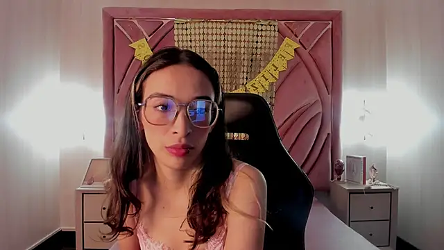 Snapshot of Emilia_Bons chatting on October 31, 2:46 pm Emilia Bons online show from October 31, 2:46 pm