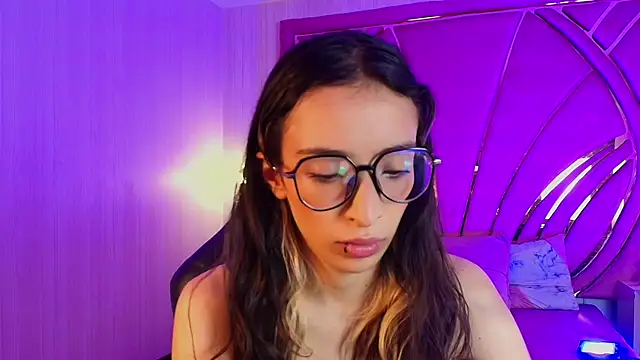 Emilia Bons online show from December 18, 2:10 pm