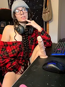 Snapshot of heycutie18 chatting on December 15, 3:29 pm heycutie18 online show from December 15, 3:29 pm