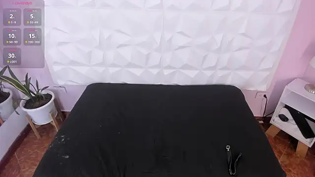 Snapshot of HannahToons chatting on October 7, 3:40 am HannahToons online show from October 7, 3:40 am