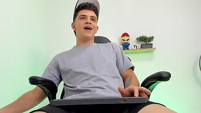 Snapshot of Mikecooper chatting on January 18, 8:23 pm Mikecooper online show from January 18, 8:23 pm