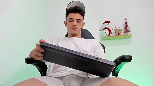 Snapshot of Mikecooper chatting on December 15, 10:59 pm Mikecooper online show from December 15, 10:59 pm