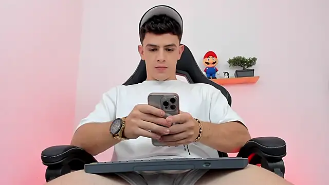 Snapshot of Mikecooper chatting on February 10, 6:34 am Mikecooper online show from February 10, 6:34 am