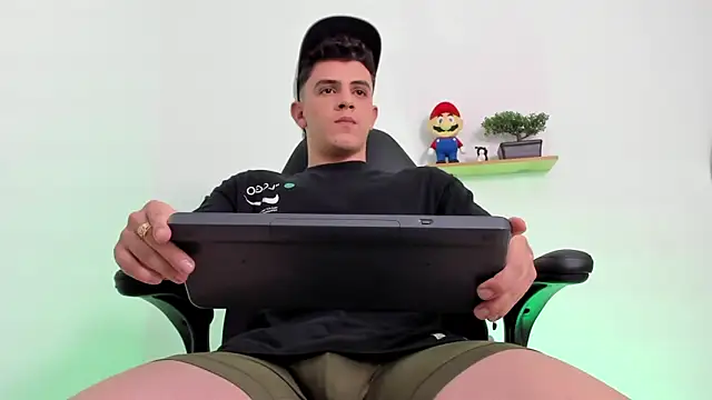 Snapshot of Mikecooper chatting on November 6, 1:53 am Mikecooper online show from November 6, 1:53 am