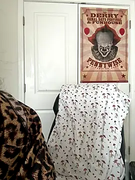 CharmingMaddie online show from December 17, 4:56 pm