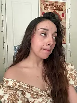 CharmingMaddie online show from April 22, 5:20 pm