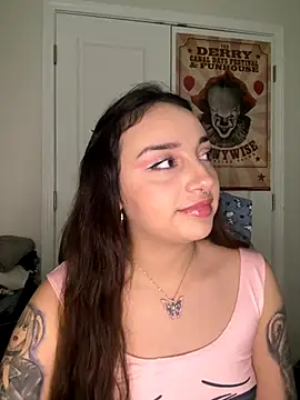 Snapshot of CharmingMaddie chatting on December 3, 7:24 pm CharmingMaddie online show from December 3, 7:24 pm