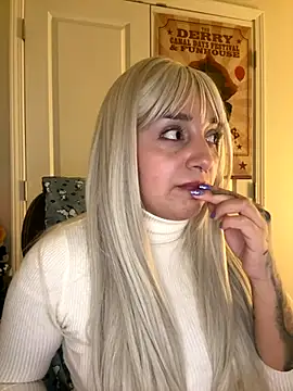 Snapshot of CharmingMaddie chatting on December 3, 6:47 am CharmingMaddie online show from December 3, 6:47 am