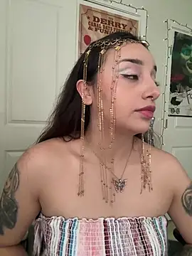 CharmingMaddie online show from March 15, 5:20 pm