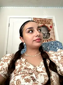 Snapshot of CharmingMaddie chatting on November 28, 6:30 pm CharmingMaddie online show from November 28, 6:30 pm