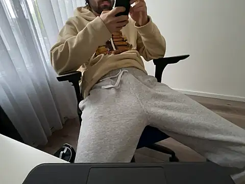 Frankieyyy1 online show from May 3, 5:34 am