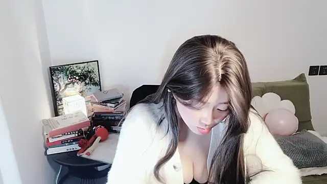 Snapshot of Emmaq996 chatting on November 11, 2:17 am Emmaq996 online show from November 11, 2:17 am