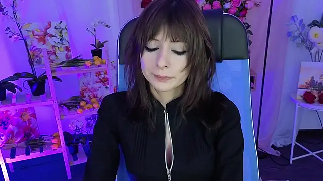 Snapshot of CrystallBloom chatting on January 19, 4:11 pm CrystallBloom online show from January 19, 4:11 pm