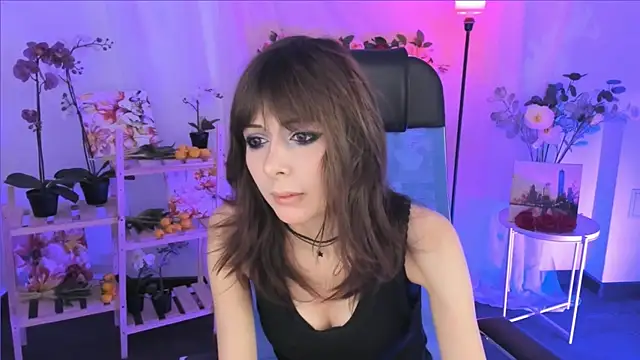 Snapshot of CrystallBloom chatting on December 22, 7:25 pm CrystallBloom online show from December 22, 7:25 pm